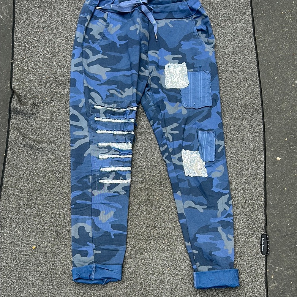 Venti6 NWOT Camouflage Stretchy Jogger Pants Adorable Applications Size S- Blue